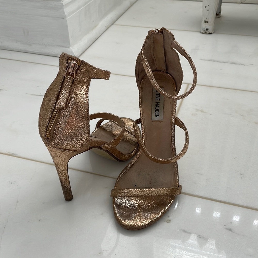 Metallic textured three strap dressy heel